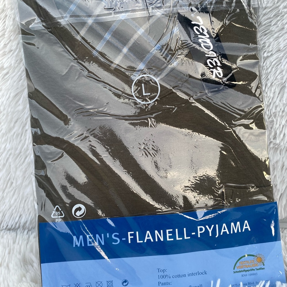 New Men two piece pajama pants set in size Medium